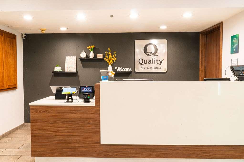 Quality Inn & Suites Oakwood Village Interior photo