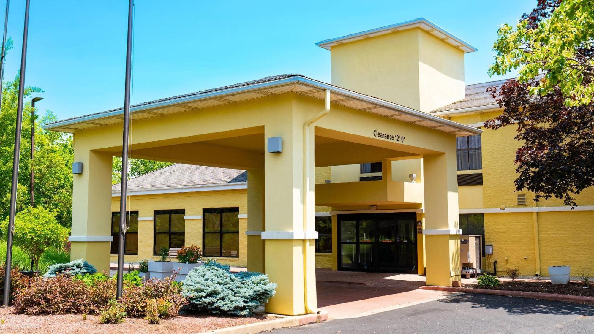 Quality Inn & Suites Oakwood Village - Cleveland South Exterior photo
