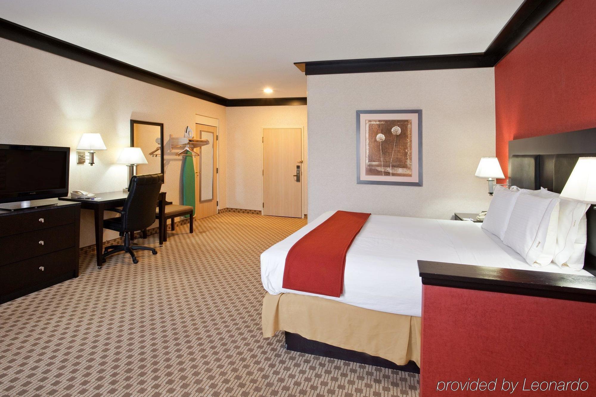 Quality Inn & Suites Oakwood Village Room photo
