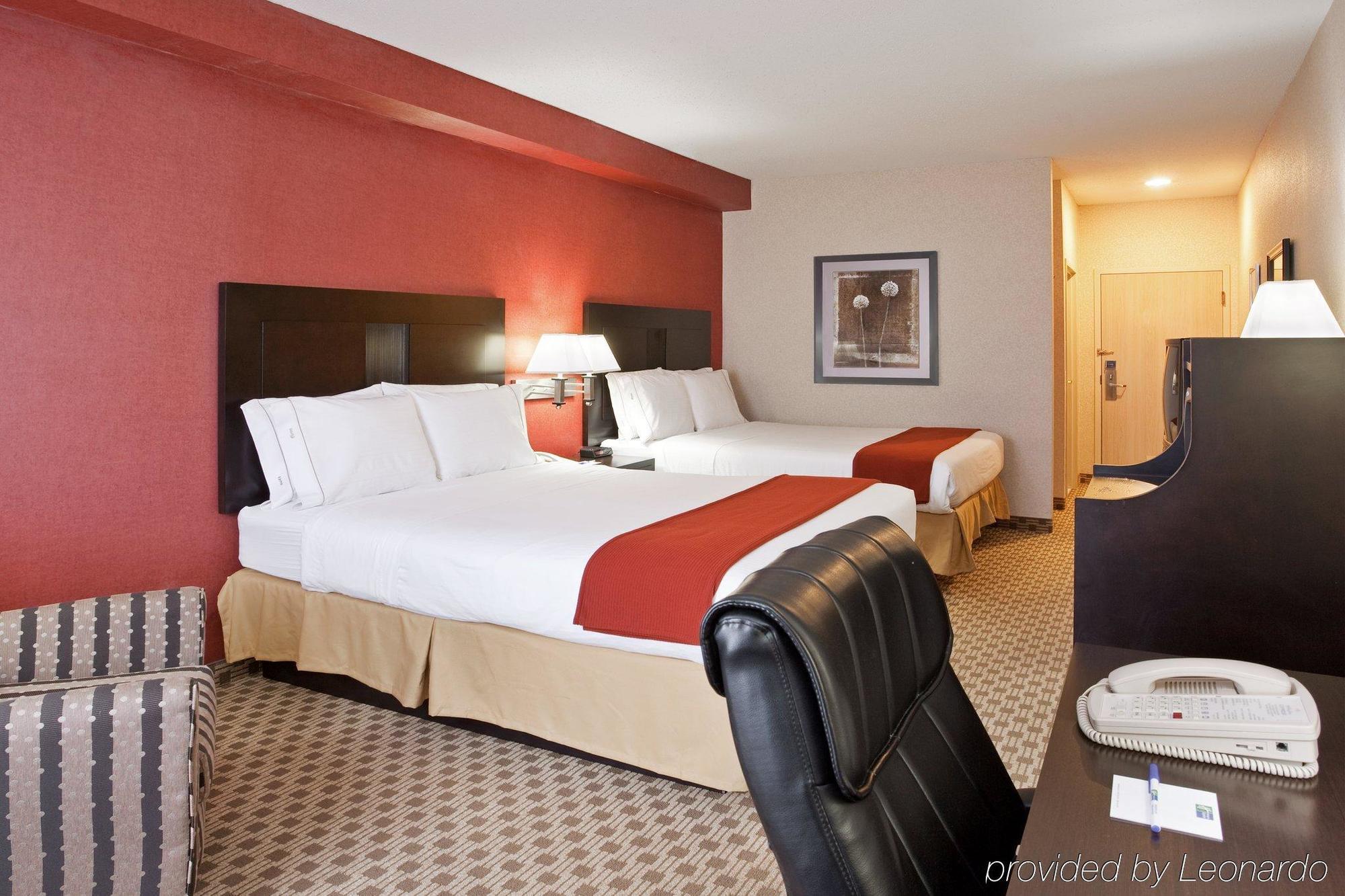 Quality Inn & Suites Oakwood Village - Cleveland South Room photo