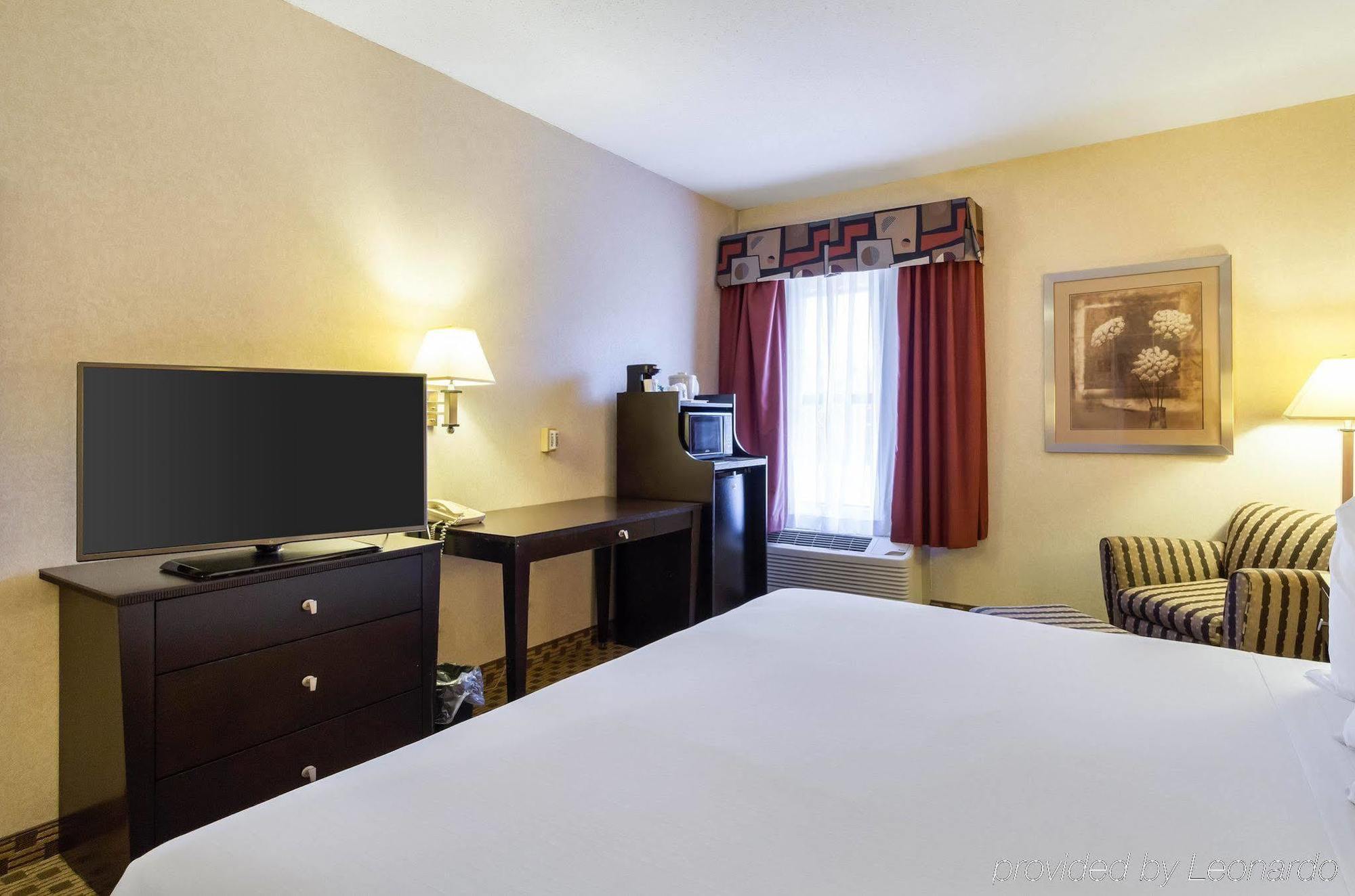 Quality Inn & Suites Oakwood Village - Cleveland South Exterior photo