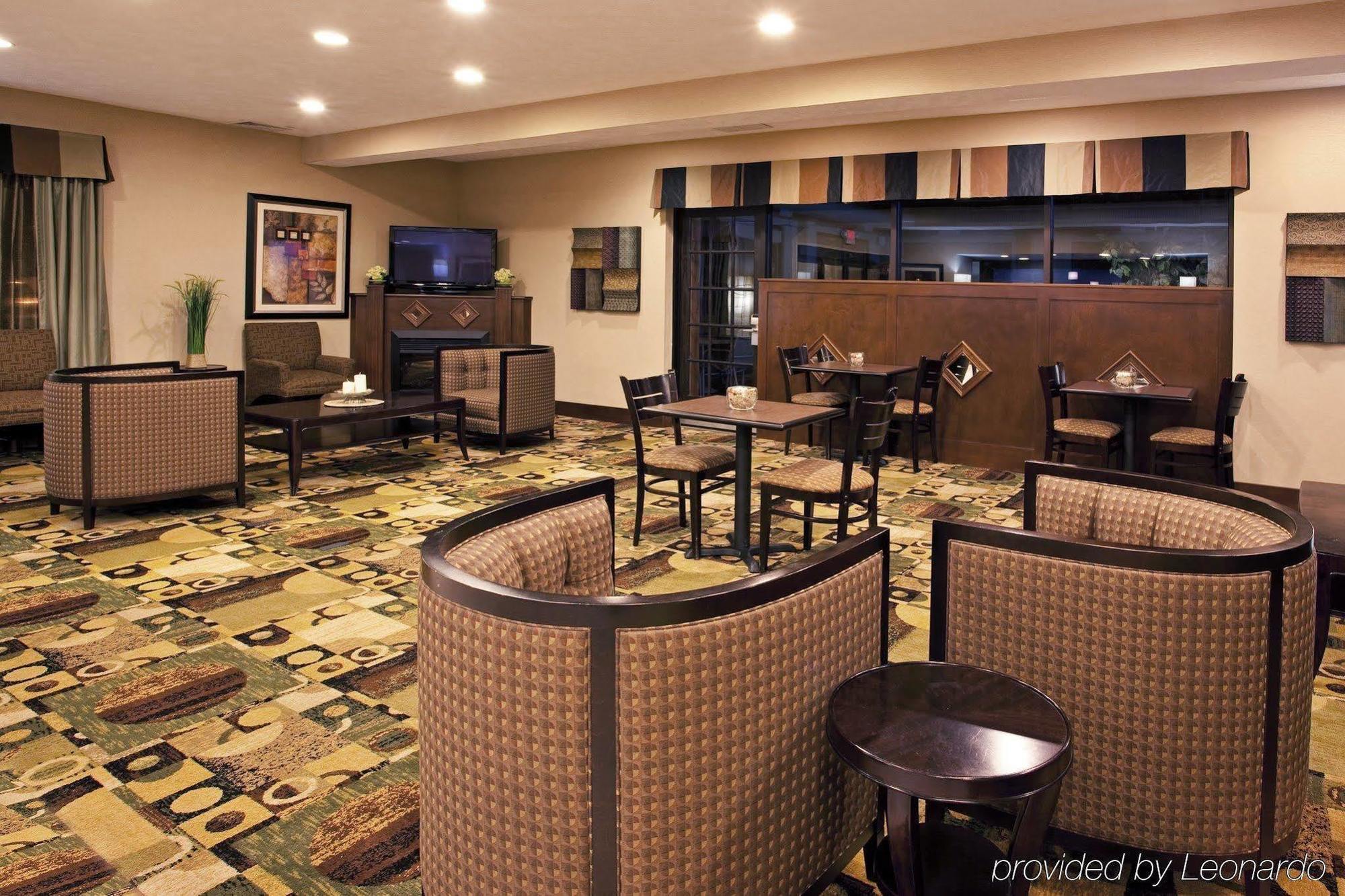 Quality Inn & Suites Oakwood Village - Cleveland South Exterior photo