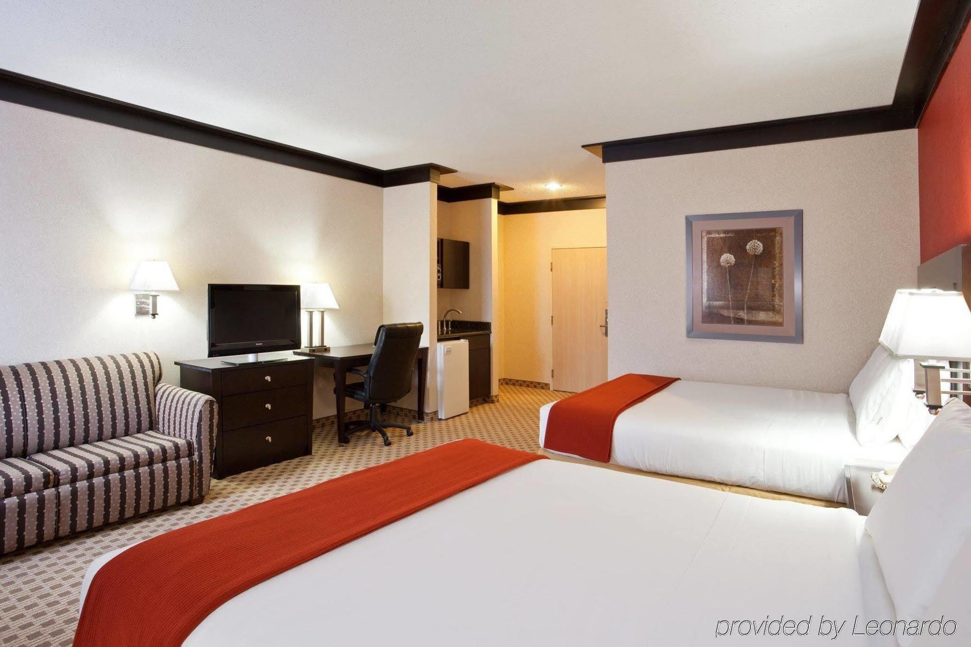 Quality Inn & Suites Oakwood Village - Cleveland South Room photo