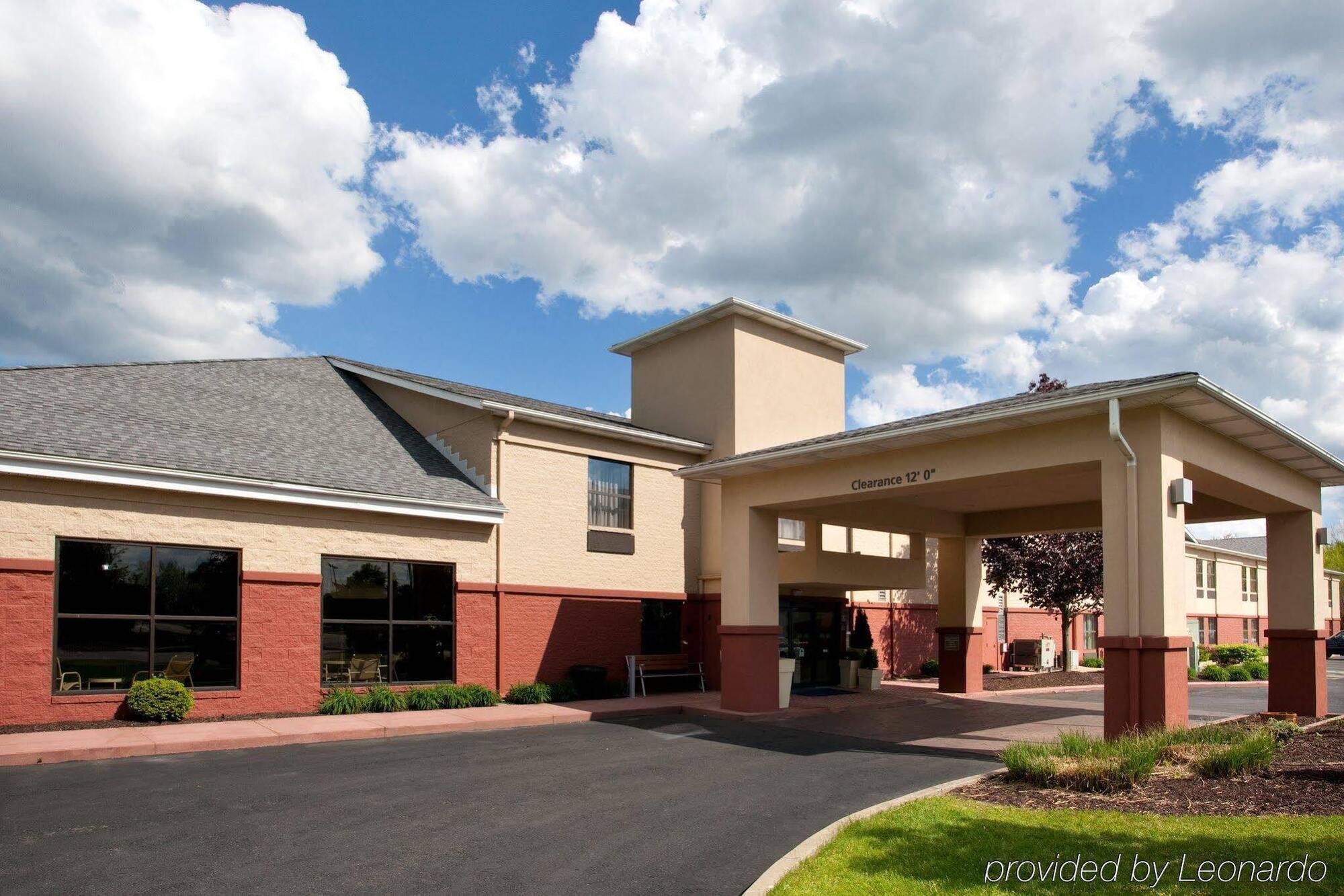 Quality Inn & Suites Oakwood Village - Cleveland South Exterior photo