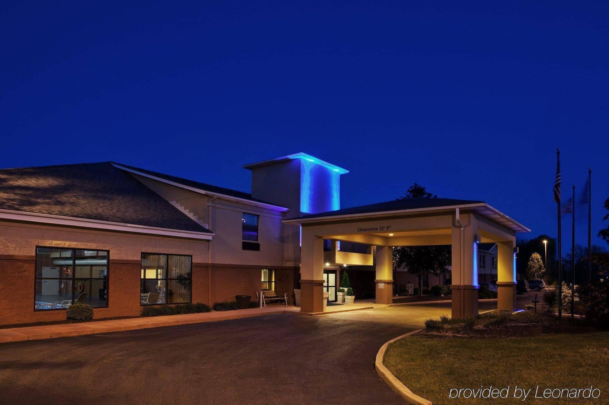 Quality Inn & Suites Oakwood Village - Cleveland South Exterior photo